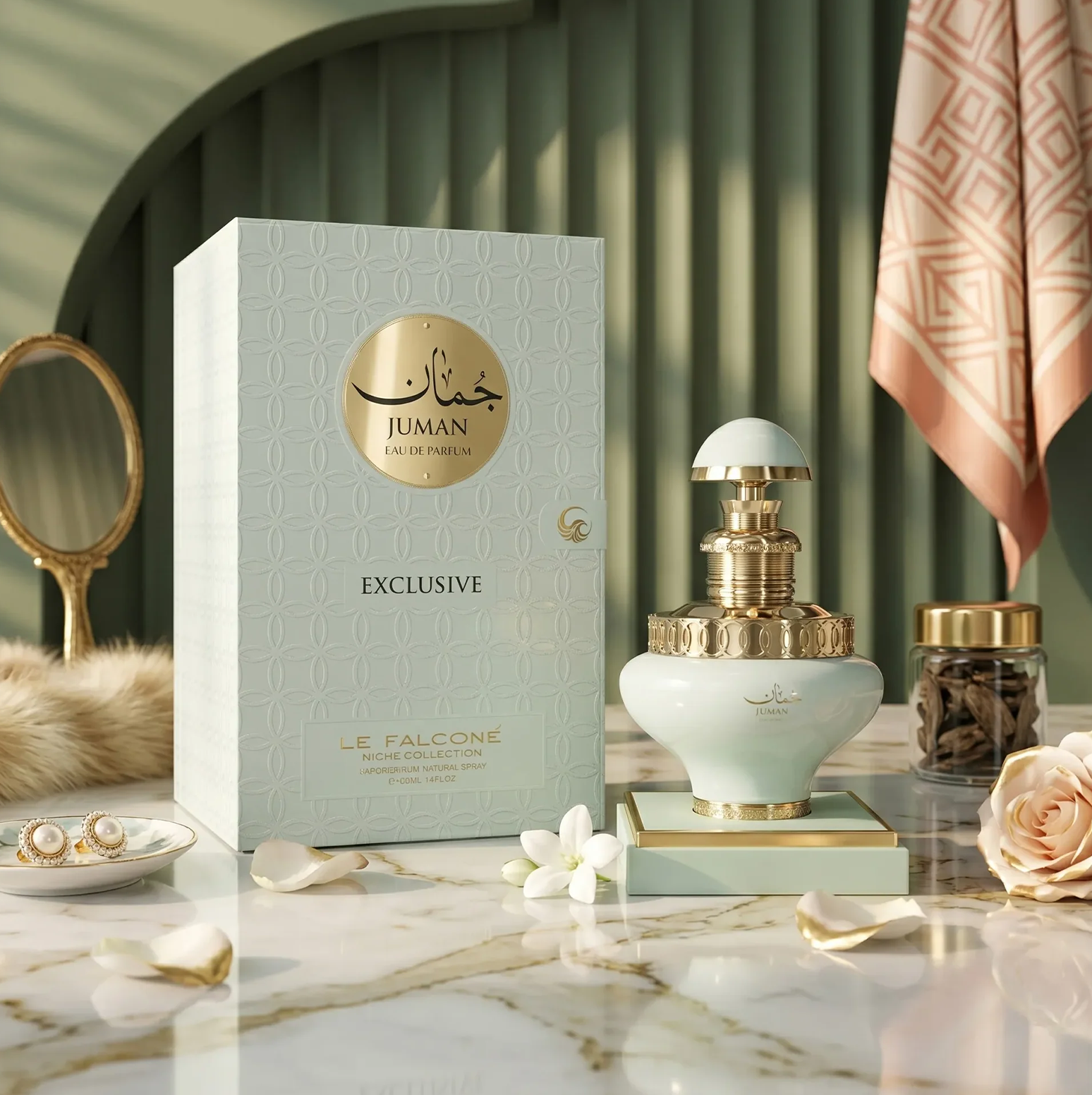 Uno scatto di lusso del flacone Juman Exclusive da 100 ml e della confezione regalo, su una superficie di marmo con perle, petali di rosa e accenti decorativi.