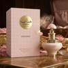 Una lussuosa presentazione del prodotto Juman Precious Eau de Parfum, con il flacone da 100 ml dai toni tenui esposto accanto alla sua scatola regalo ornata e decorata su un'elegante superficie di marmo.