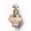 Primo piano del flacone di profumo da donna Juman Precious 100ml con dettagli in oro. Uno scatto pulito in studio del flacone di vetro Juman Precious da 100 ml, che mette in evidenza il suo corpo delicato e dai toni morbidi e gli intricati accenti metallici dorati intorno al collo e alla base.