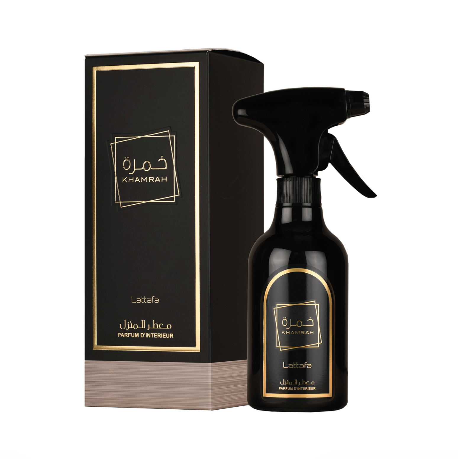 Una fotografia professionale del prodotto del flacone spray per ambienti Lattafa Khamrah da 450 ml, esposta accanto alla sua elegante confezione, che mette in evidenza l'estetica premium e sofisticata di questa fragranza di lusso per la casa.