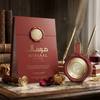 Una lussuosa esposizione del prodotto Mirsaal Love Letter Eau de Parfum, con il flacone da 100 ml sigillato con cera accanto alla confezione regalo rossa coordinata, penne decorative e rose secche su una classica scrivania.