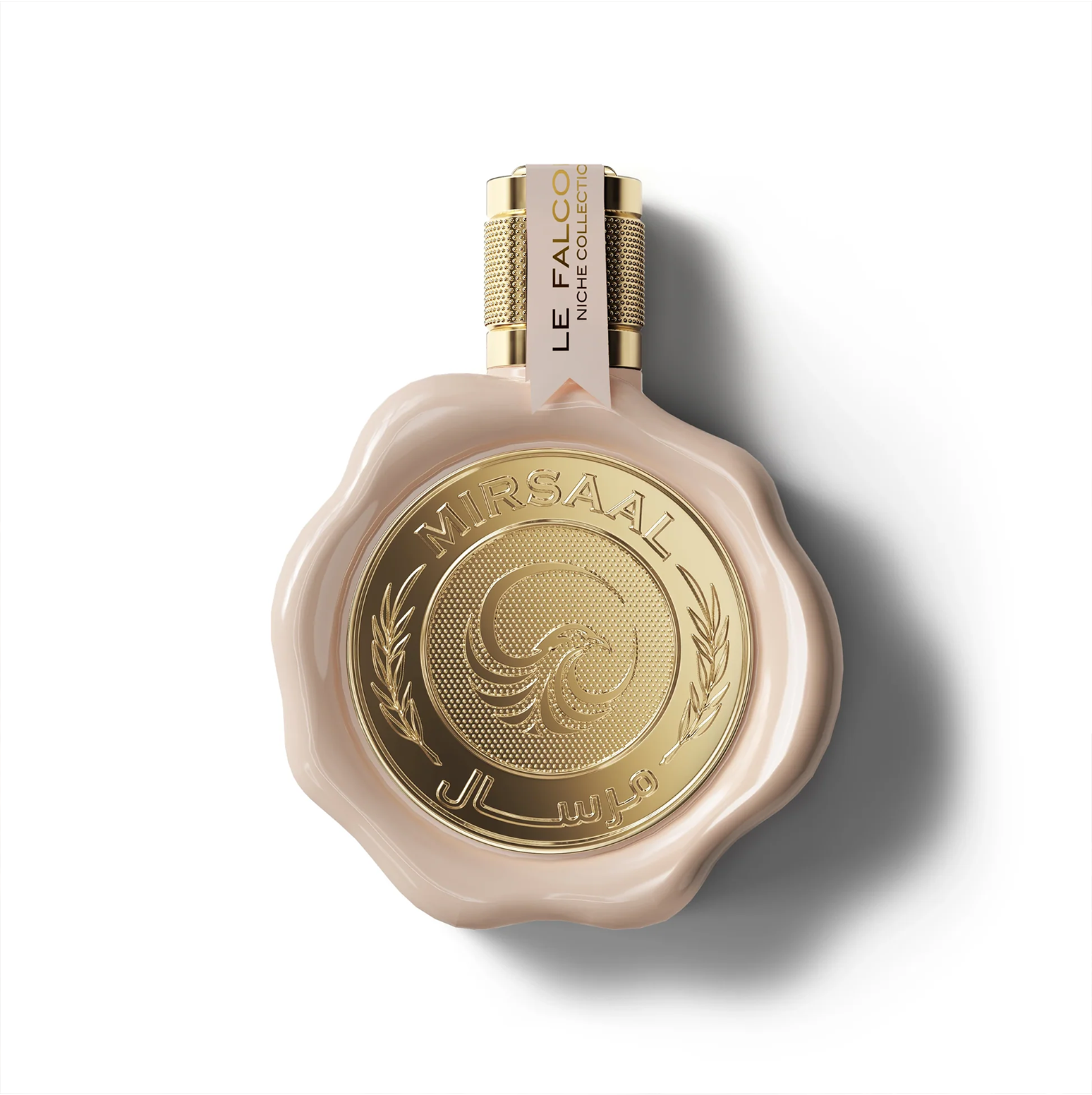Primo piano del flacone Le Falconé Mirsaal Passion 100ml con l'esclusivo design del sigillo a cera. Uno scatto pulito in studio del flacone Mirsaal Passion 100ml, che mette in evidenza la sua tonalità rosa tenue, l'iconico emblema dorato ispirato al sigillo di cera e l'intricata lavorazione artigianale del tappo.