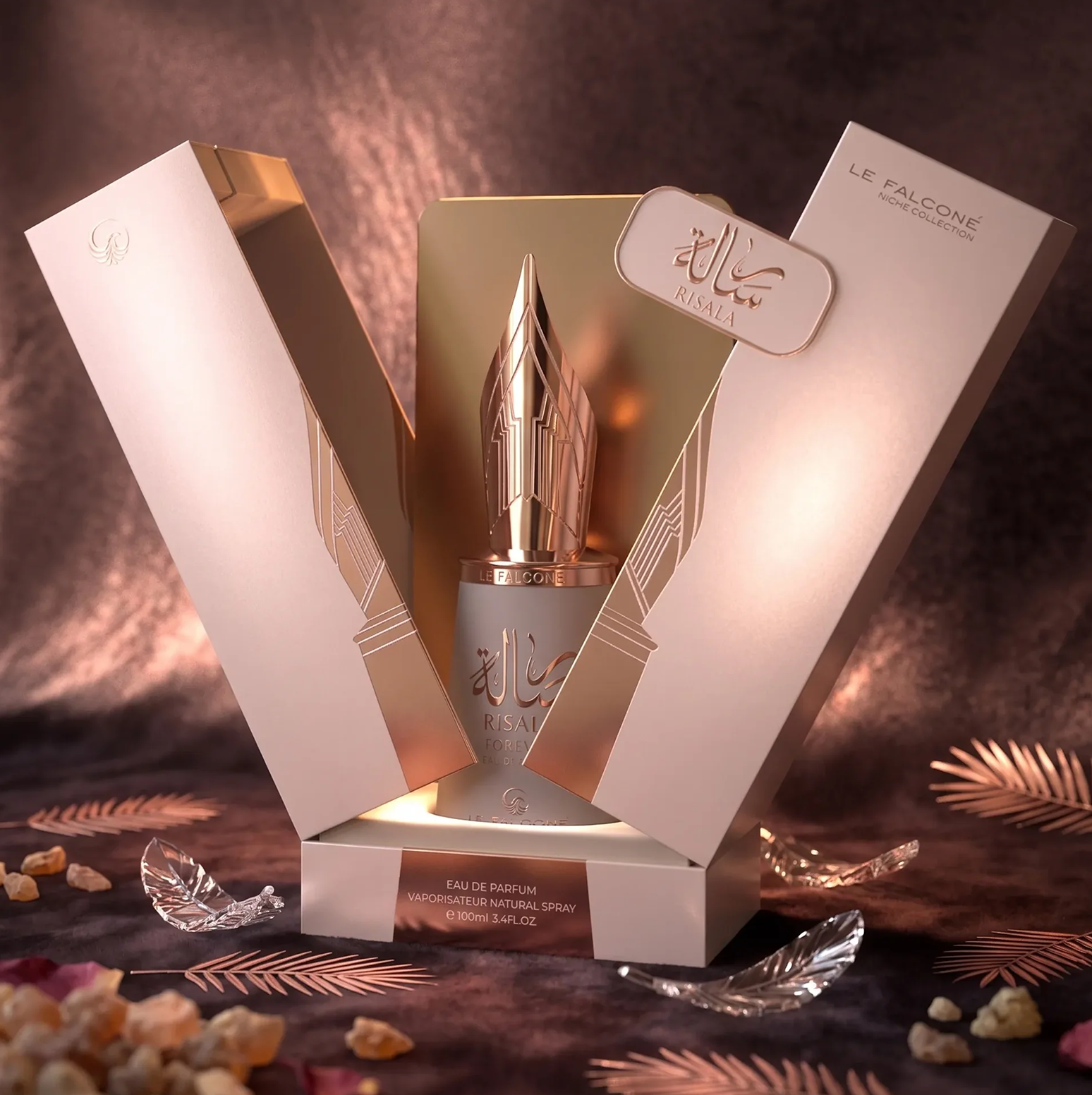 Una lussuosa presentazione del prodotto Risala Forever Eau de Parfum, con il flacone da 100 ml con il suo caratteristico tappo a pennino, esposto all'interno della sua elegante confezione regalo con accenti decorativi.